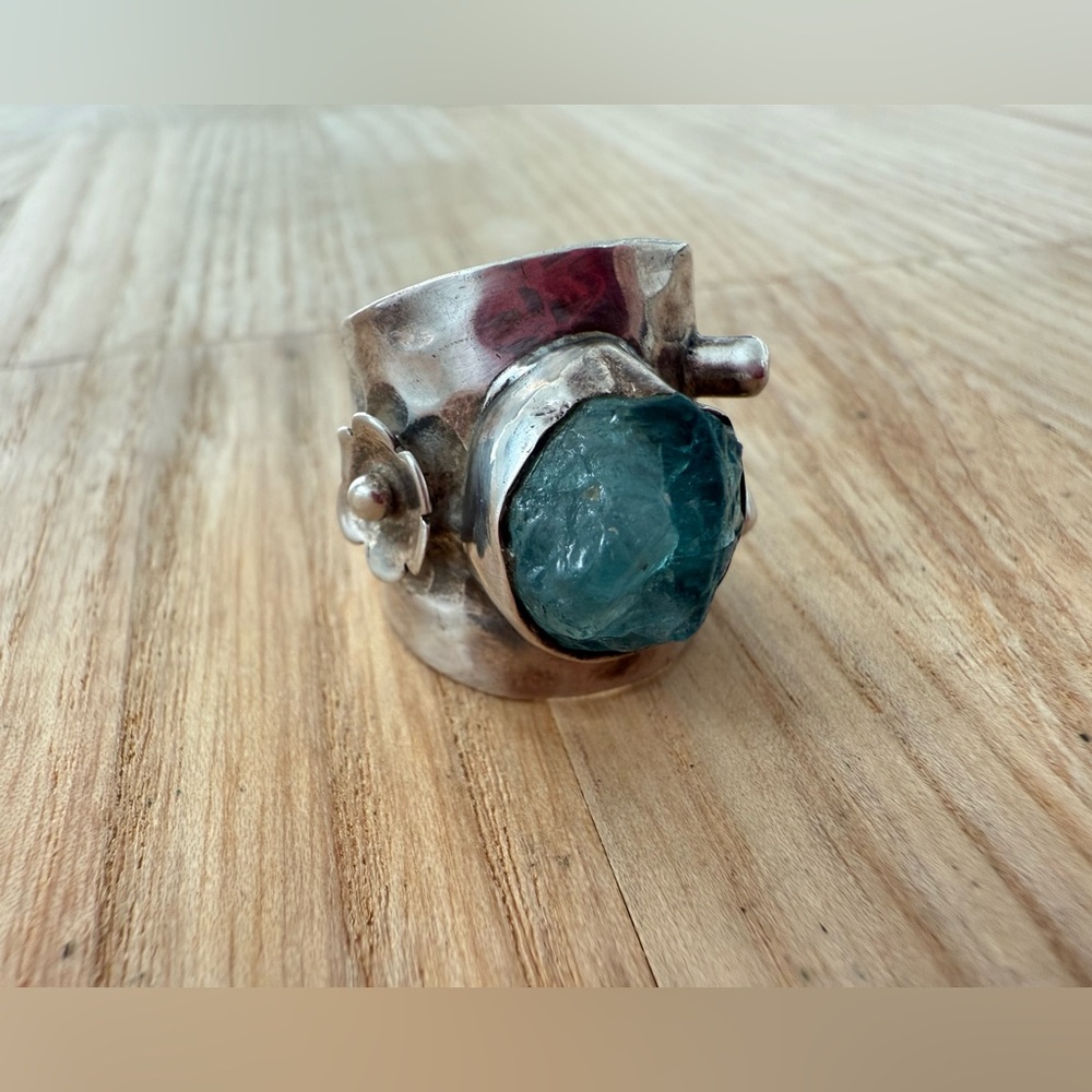 925 Sterling silver hammered rustic raw aquamarine green color stone ring - Picture 5 of 16